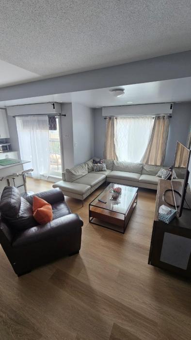 Modern 2-Storey townhouse, 2BR, Free parking, near Hwy401 and Oshawa Centre