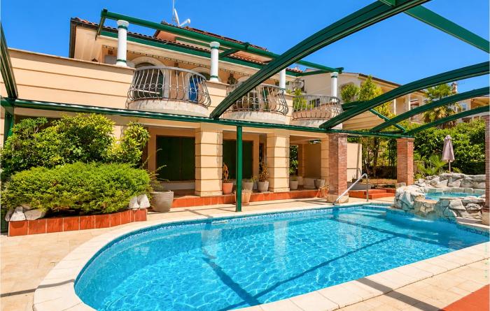 Awesome Home In Porec