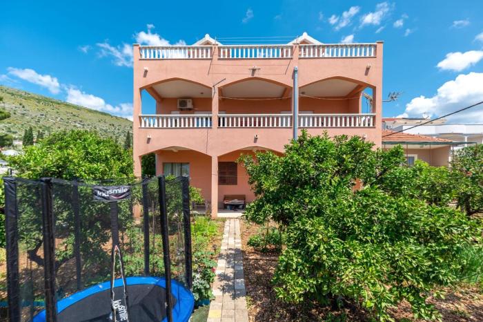 Apartments with parking space Seget Donji, Trogir - 27568