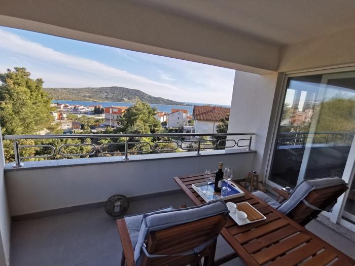 Apartments with parking space Primosten - 27867