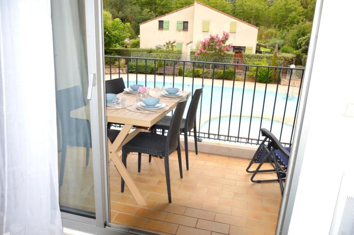 Joli T2 vue sur piscine pour 4, terrasse, parking, Beausset