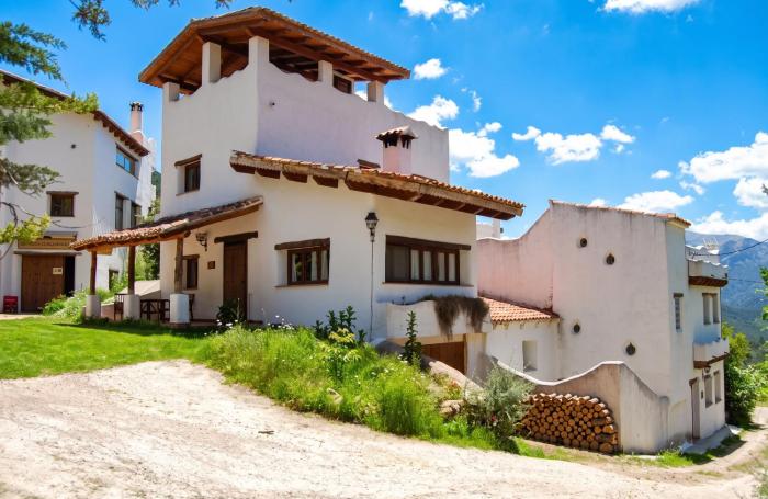 Spacious Apartment in Yeste with Shared Pool