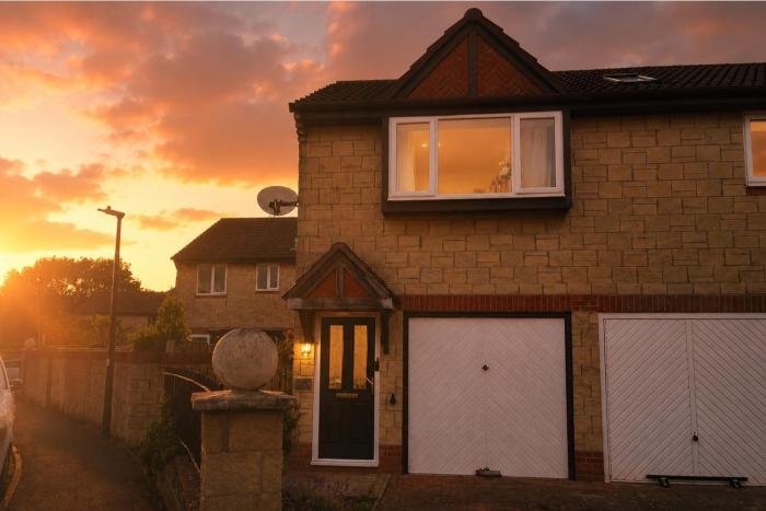 Family Friendly Coach House - Parking - Sleeps 4