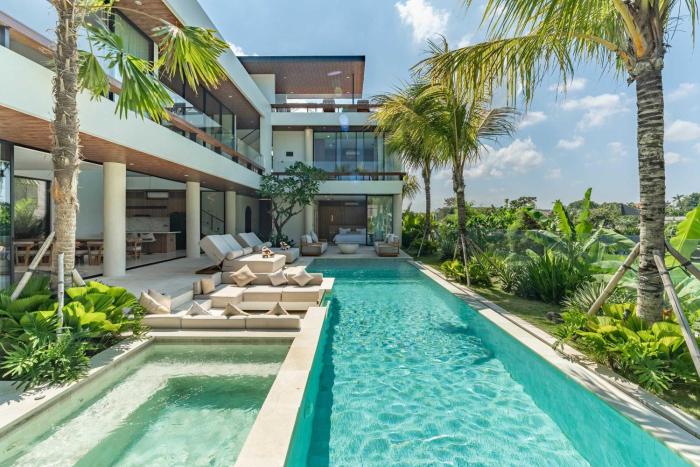 Brand New Villa Jade Luxury 5BR - Private Pool Jacuzzi and Rooftop in Berawa Canggu