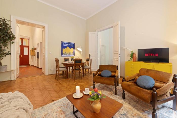 Art-Filled 2BR Near Synagogue Leafy Garden Views
