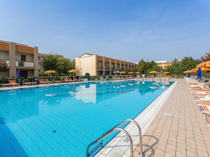 Spacious apartment in Caorle with shared pool