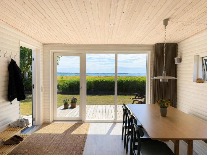 RO The Beach House - Sea View & Beachfront Location