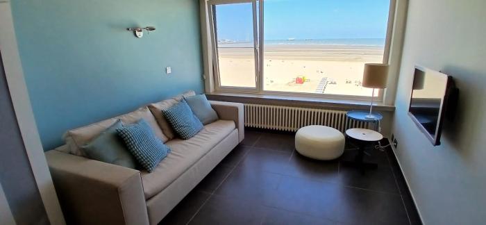 Beachfront Studio in Knokke-Heist with Stunning Sea Views for Families