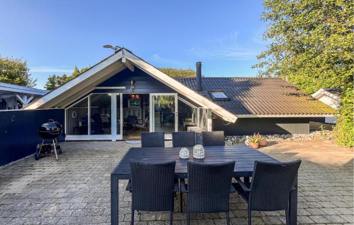 3 Bedroom Beach Front Home In Sydals