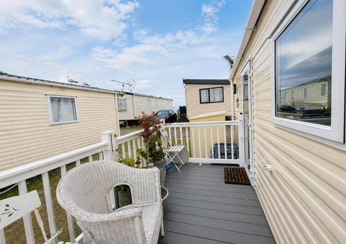 Cosy 6 Berth Caravan With Side Decking At Kessingland Beach, Suffolk Ref 90031Sv