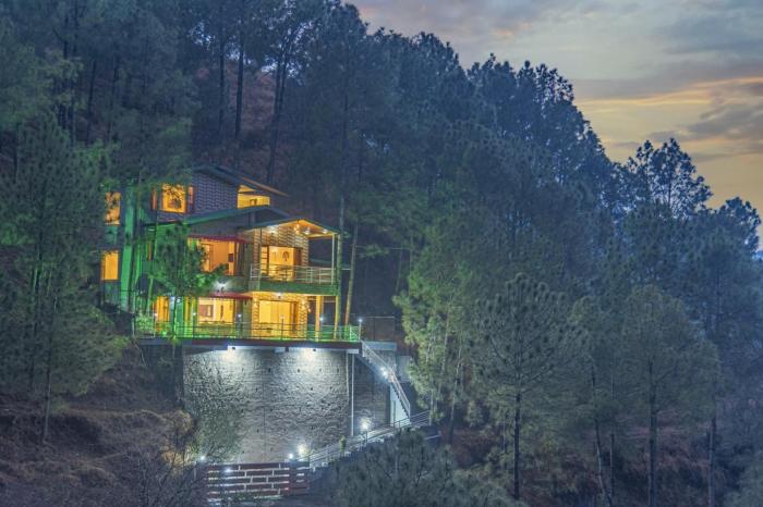 The Maharaja Retreat I Jacuzzi I Vacations l Pet friendly & 3 Bedroom Villa I Family Events I Sky Bonfire I Kasauli By Exotic Stays
