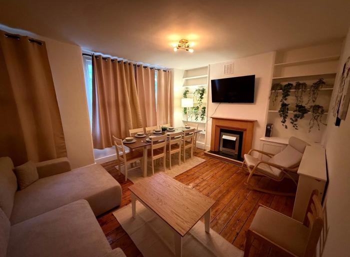 Modern 3 Bed Townhouse in Barons Court
