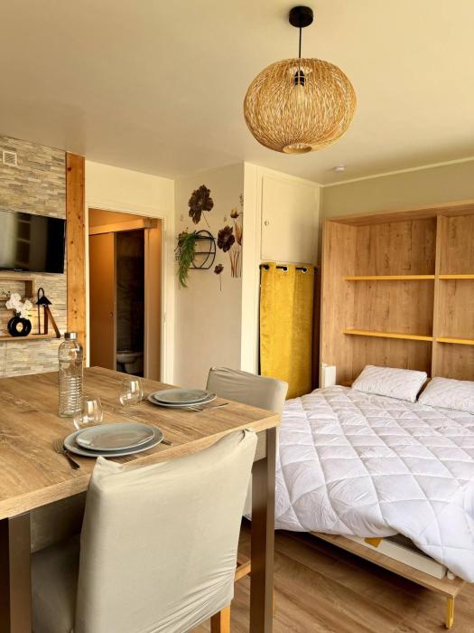 Studio neuf parking proche centre-ville