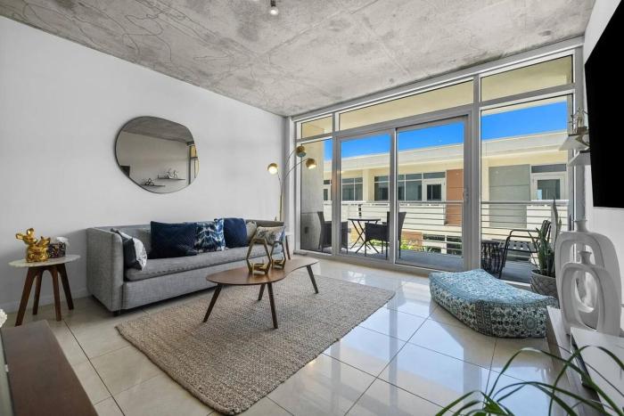 Modern Midtown Loft and Pool, Gym and Walk Everywhere