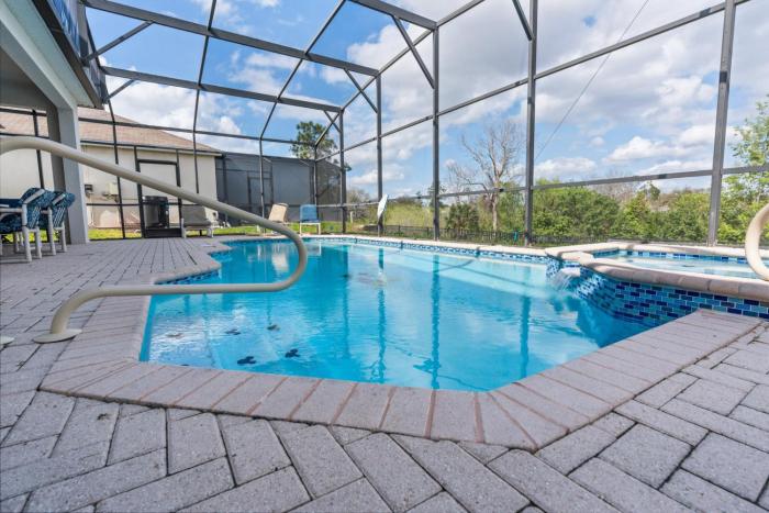 Themed 6BR, Pool, Spa, Lakefront Windsor Hills