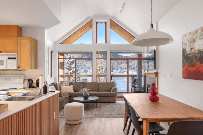 Cozy Lakefront Whistler Condo - Mountain, Lake View