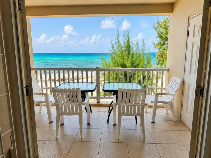 Maxwell Beach Escape 3- Beachfront & Resort Access