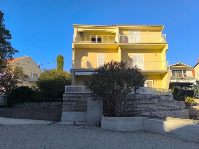 Apartments with WiFi Primosten - 27877