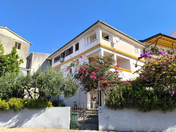 Apartments with parking space Primosten - 27879