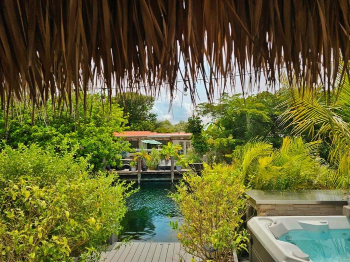 •Tiki Tiki Club• Heated pool-Hot Tub-Waterfront
