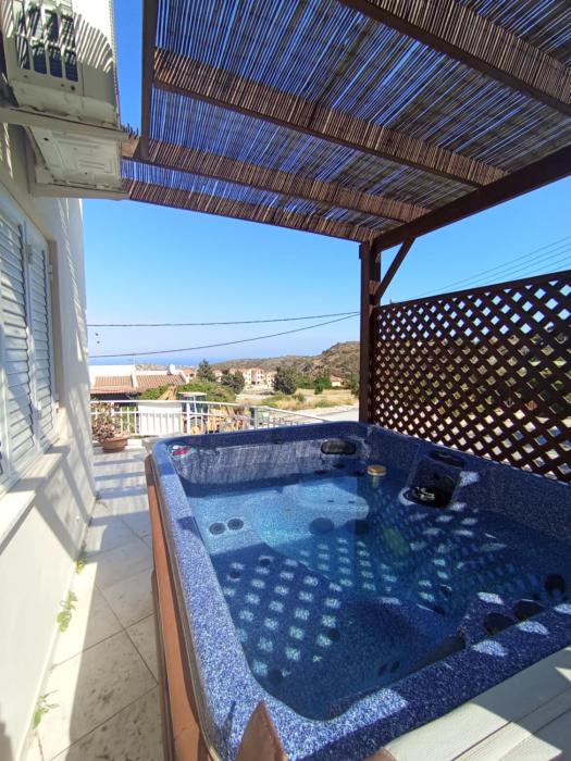 Apollis House with Jacuzzi