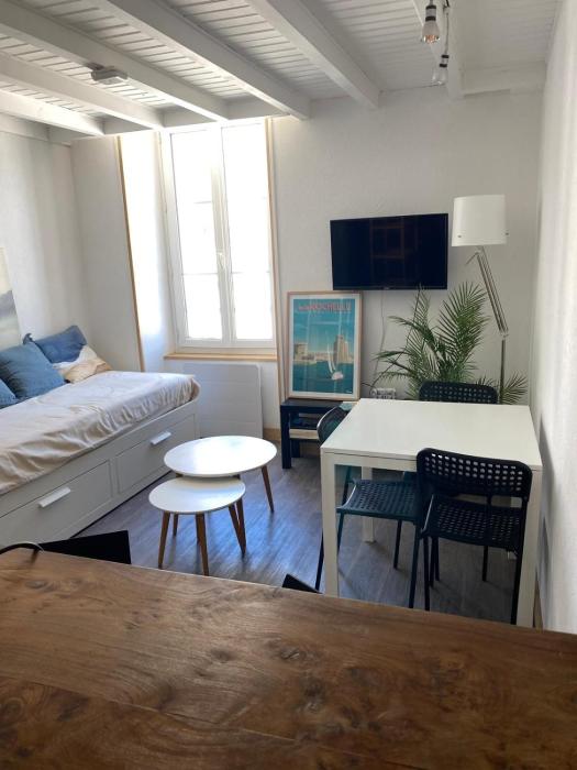 Bright, apartment type T1 bis - Right in the center of La Rochelle