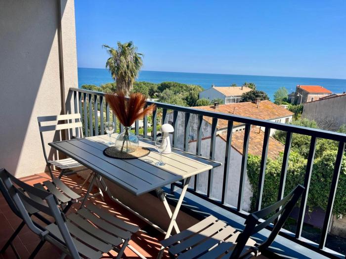 Appartement vue mer au calme en centre village