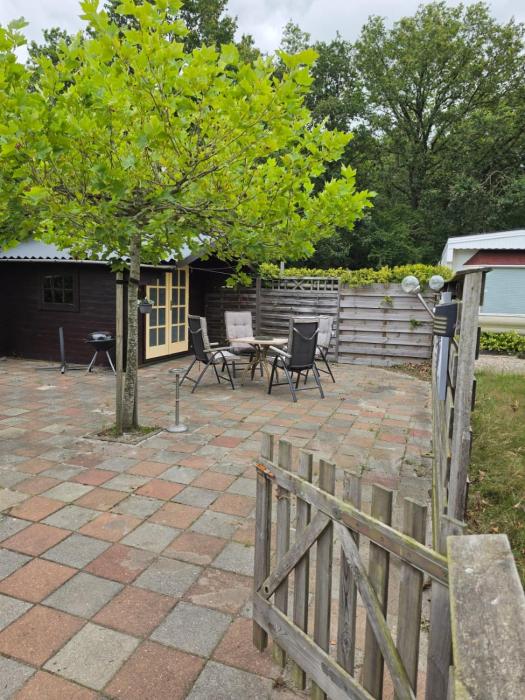 128 Chalet Onder de Boom - heerlijk grote afgesloten tuin, naast bos, honden toegestaan!