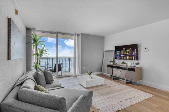 Stunning Bay View 3BR wtih Pool, Gym and Brickell