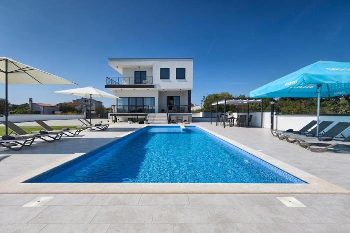Villa Enigma BD 6 with pool ,Parking, BBQ, replax