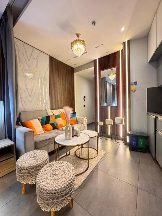 Luxury 37th Floor City View