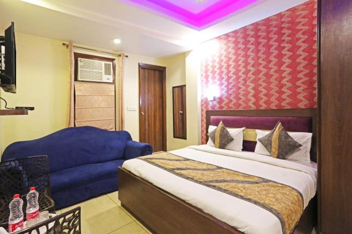Hotel Goldwind stay - Near Karkardooma Metro