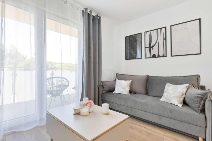 Słoneczny Apartament z Balkonem i Parkingiem, Blisko Plaży by Noclegi Renters