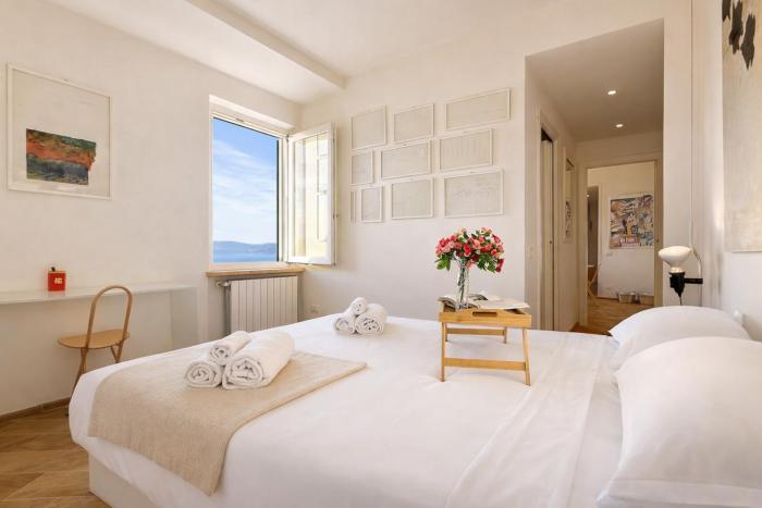 Charming 2BR Home Terrace & Great Lake View