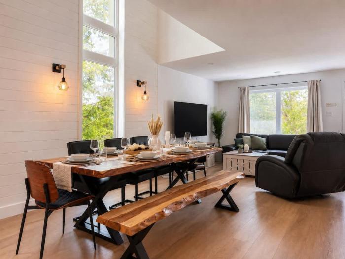 Chic 2-story condo a nature retreat for 6