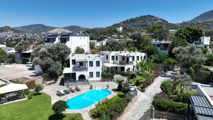 Yalıkavakta havuzlu lüks villa