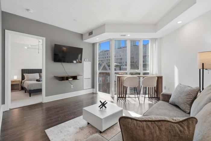 Modern 1BR - Walk to CN Tower - Sleeps 4