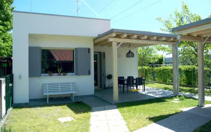 Salvia e Rosmarino, casa con giardino