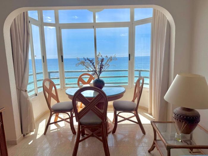 Apartamento en primera linea playa Arenal con 2 dormitorios