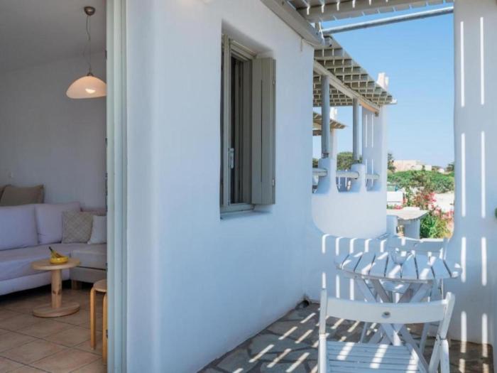 Naousa White Retreat