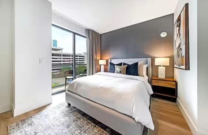 Modern Brickell Luxe Apartment by Palermo Home Miami