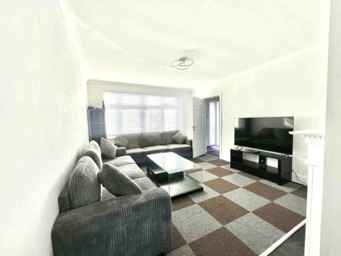 A Detached 3 Bedroom House with Driveway for 6 Near M1