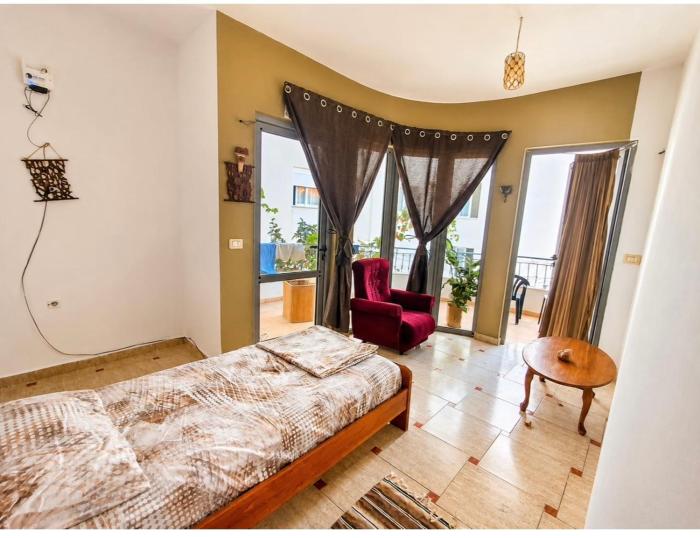 Lovely Room with Balcony for Single Traveller - Shared Kitchen & Bathroom