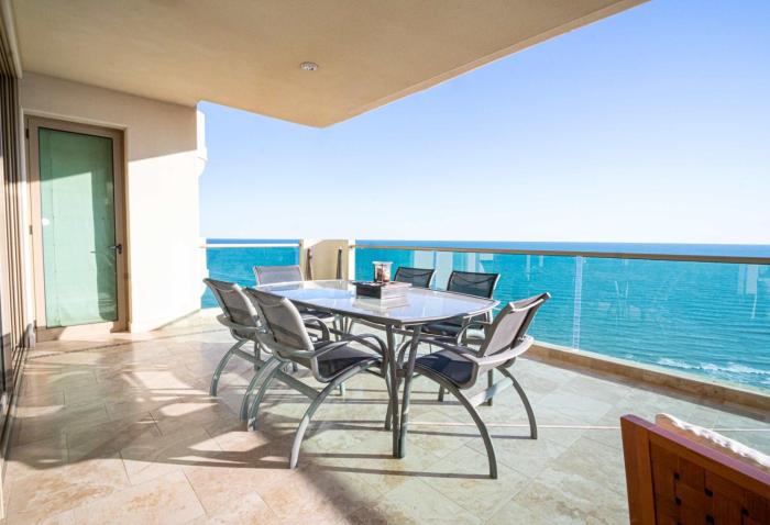 Beachfront Luxury at Tessoro 3BR Sleeps 8