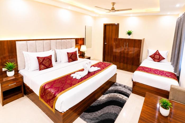 Hotel Boston Rooms by SOT - Affordable Stay near Taj #Parking #Ac #2 min drive to Taj