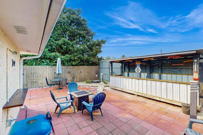 Gorgeous coastal home with outdoor dining-living space & close to beach