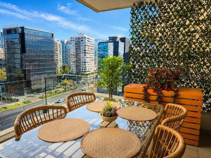 Luxury Las Condes Parking, AC, Pool, Metro & Shopping