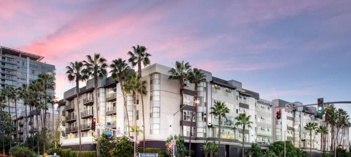 Marina Luxe 2BR Retreat with Parking