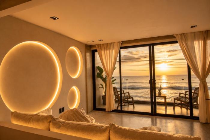 Luxury malecon waterfront with King Bed & AC