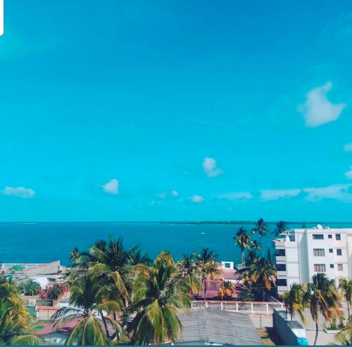 Apartamento vista al mar, frente a la playa con gran balcón